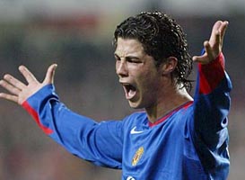 Наш Роналду громко плачет, уронил в штрафной он мячик... :)