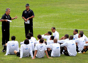 Свои идеи до нынешних игроков Коринтианса Нелсиньо (крайний слева) не донес, фото globo.com