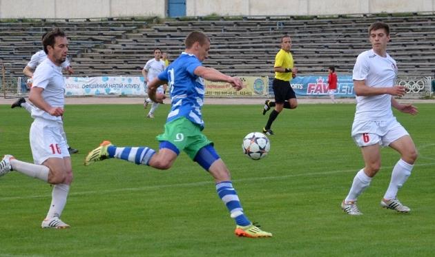 Евгений Белоусов (в центре), фото fckristal.com