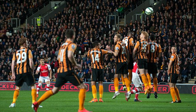 Санчес открывает счет, dailymail.co.uk