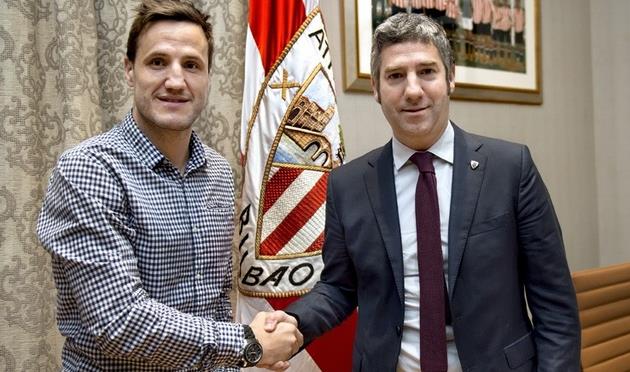 Карлос Гурпеги (слева), athletic-club.eus