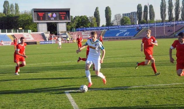 Довбик (в центре) помог черкассцам сохранить лидерство, ckdnipro.com.ua