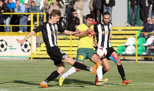 Денис Фаворов (справа) против тернополян, фото О.Дубины, fc-poltava.at.ua