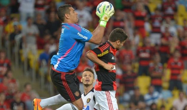 Диего Соуза хорош даже на воротах, фото Marcello Dias/Futura Press