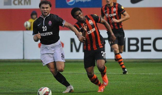 Караваев против Дугласа Косты, фото И. Хохлова, Football.ua