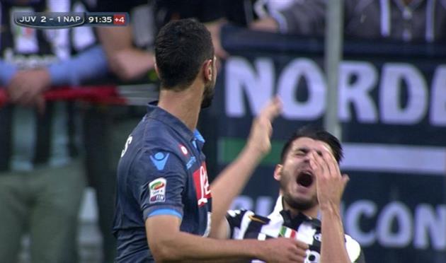 Наполи: Бритос дисквалифицирован на три матча за удар Мораты