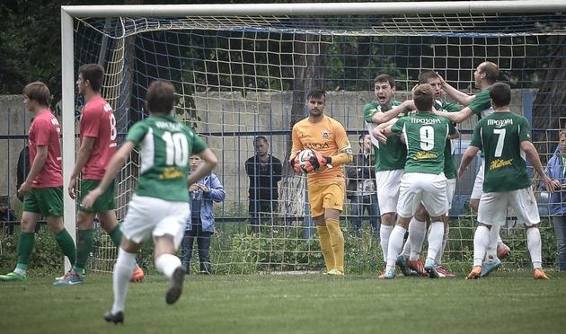 К.Коваленко (в объятьях одноклубников) принимает поздравление со стрыйским «дублем», фото Б.Зайца, fcskala.com
