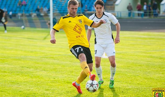 Василь Палагнюк (з м'ячем), фото Р.Ковальчука, fcbukovyna.com