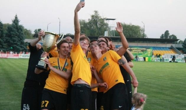 Запилить лук с кубком – разве не ради этого команда старалась весь сезон? Фото Д.Витченко, fco.com.ua