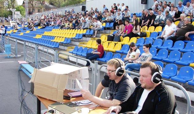 О.Горбачов (праворуч) та Д.Тімохін ведуть трансляцію з Дніпродзержинська