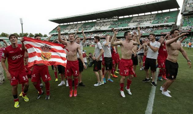 празднование хихонцев в Севилье, фото Julio Muñoz (EFE)