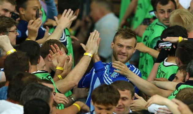Ярмоленко в окружении преданных фанатов, фото Football.ua