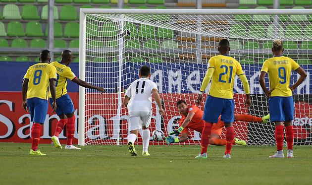 Киньонес отбивает пенальти Эннера Валенсии, Getty Images