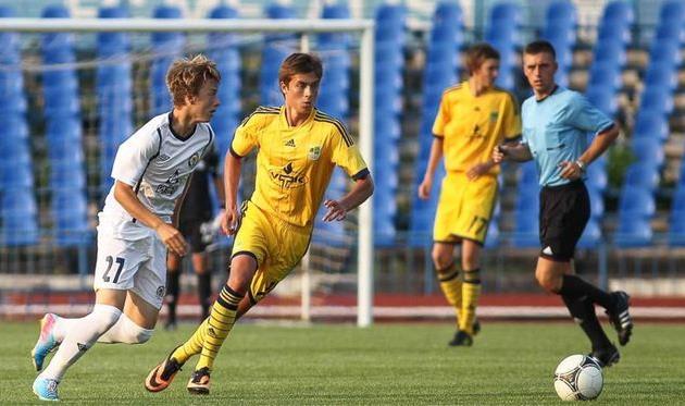 Д. Шкребец (в центре), фото ФК Металлист