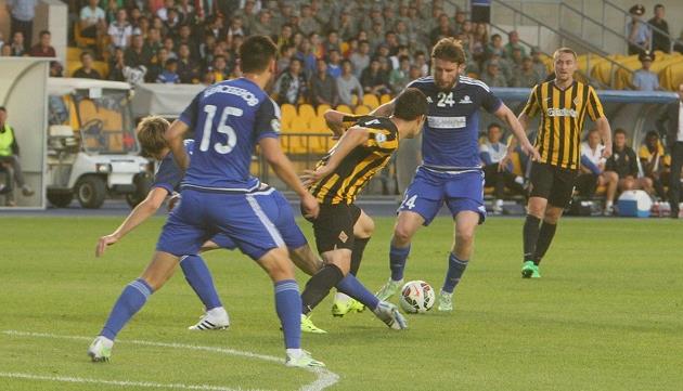 Дедечко в борьбе за мяч, фото fckairat.kz