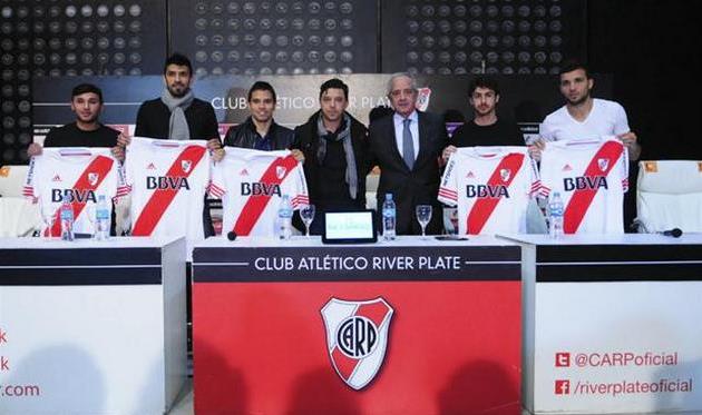 Презентация футболистов Ривера, Telam