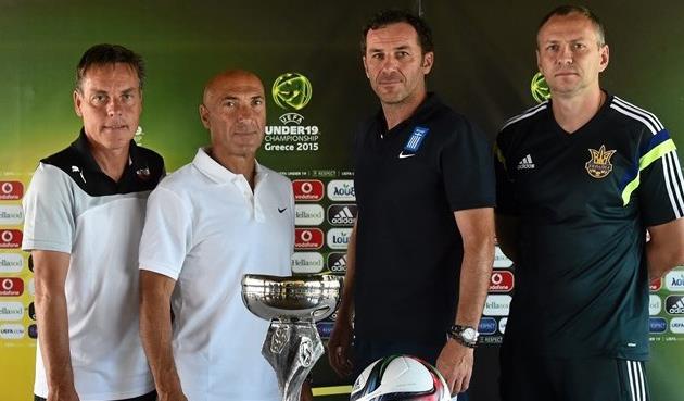 Головко с тренерами-соперниками по группе, фото uefa.com
