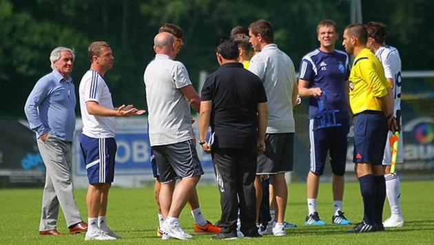 Киевляне пытаются убедить рефери продолжить матч, Фото fcdynamo.kiev.ua