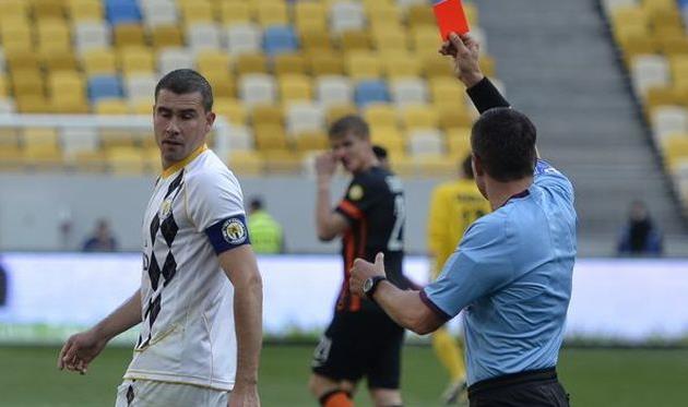 Козык удаляет Чечера, фото Б. Зайца, Football.ua