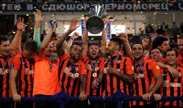 Тейшейра вместе с партнерами поднимает кубок, фото Ильи Хохлова, Football.ua