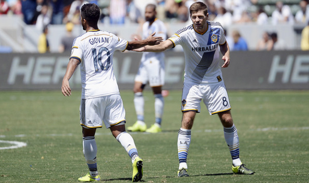 Джовани дос Сантос и Стивен Джеррард , Getty Images