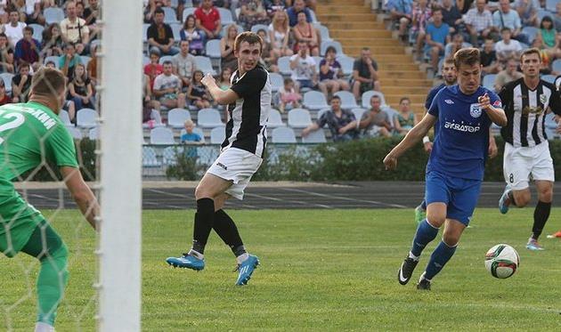 Атакует Берко (в центре с мячом), фото А.Белоножко, niknews.mk.ua