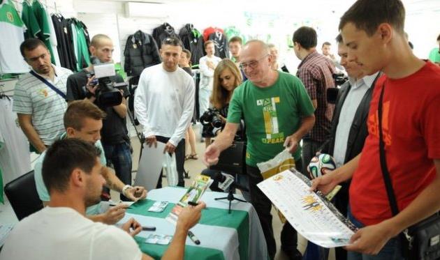 Дитятьев и бартулович общаются с болельщиками, vorskla.com.ua