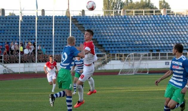 Денис Катрюк борется за мяч, фото: ФК АРСЕНАЛ-КИЕВЩИНА