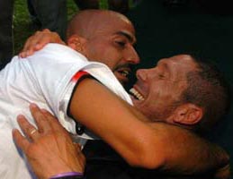 Крепкая мужская дружба :)