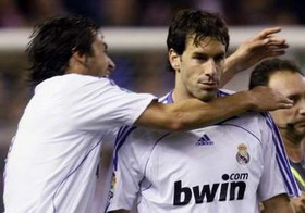 Рууд принимает позравления от капитана, Reuters 