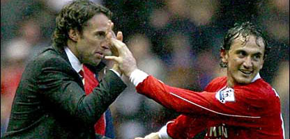 Саутгейт поздравляет Тунджая Шанли, АР