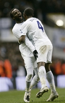 Зокора поздравляет Шимбонда, фото АР