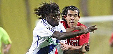 Диакате против Тевеса, фото fcdynamo.kiev.ua