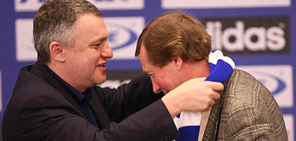 Семин получил не только шарфик, но и карт-бланш. fcdynamo.kiev.ua
