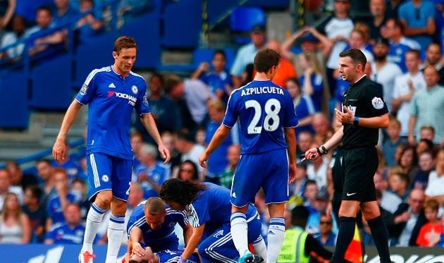 Ева Карнейро помагает травмированному Эдену Азару, gettyimages