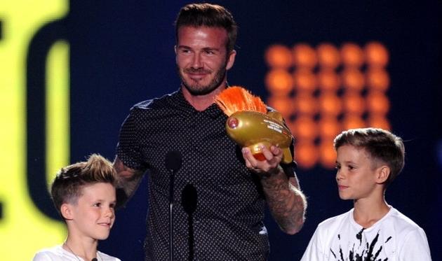 Дэвид Бекхэм со своими сыновьями Крyзом (слева) и Ромео (справа), gettyimages