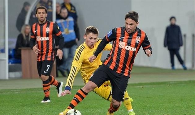 Марлос обыгрывает игрока Металлиста, фото Football.ua