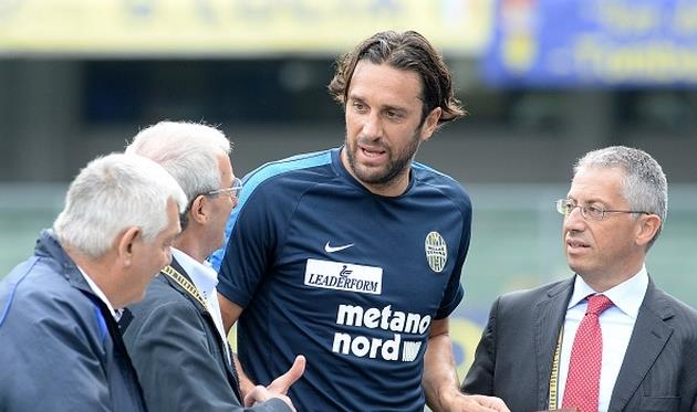 Перед началом матча Лука Тони получил награду за вклад в итальянский футбол, gettyimages