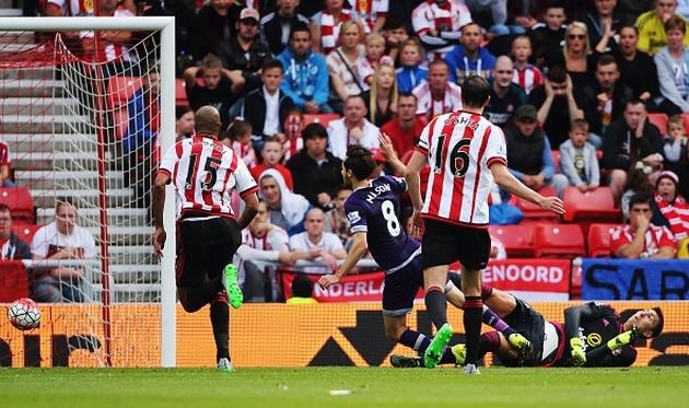 Райан Мэйсон забивает гол в ворота Сандерленда, gettyimages