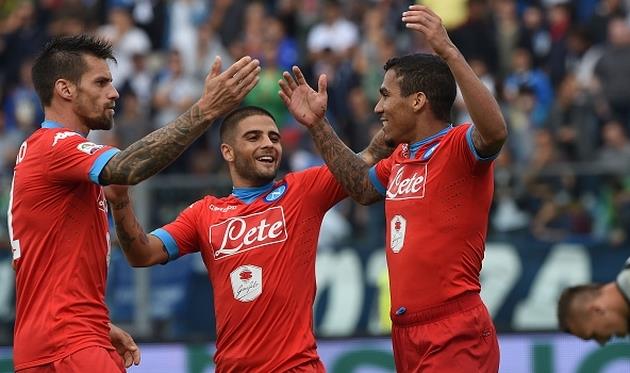 Кристиан Маджо (слева), Лоренцо Инсинье (в центре) и Аллан (справа) празднуют взятие ворот Эмполи, gettyimages