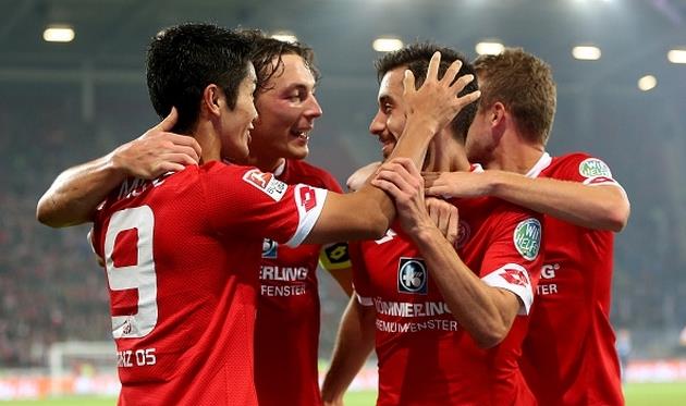 Игроки Майнца празднуют 3-й гол, Getty Images