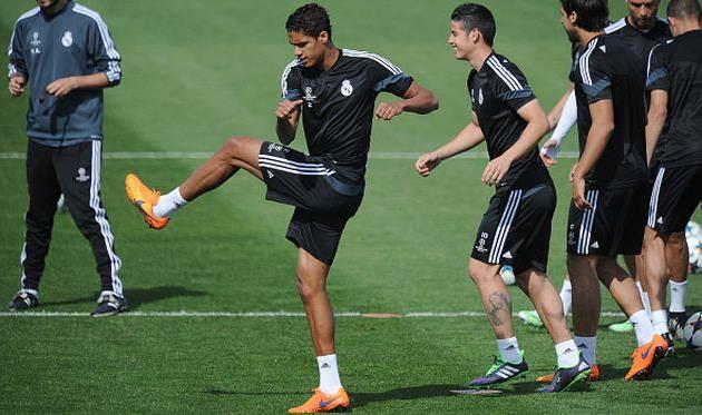 Рафаэль Варан усердно разминается, Getty Images