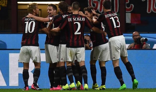 Игроки Милана празднyют первый гол, Getty Images