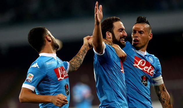 Партнеры по команде поздравляют Гонсало Игуаина с голом, Getty Images