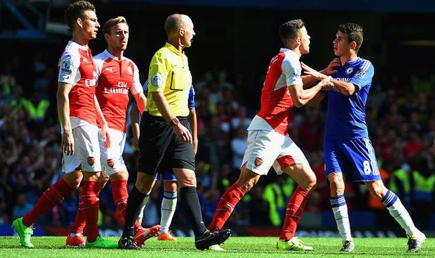 Габриэль Паулиста (справа от арбитра) был чересчур эмоционален в матче против Челси, Getty Images