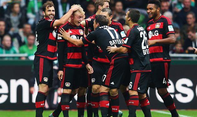Леверкузенцы празднуют взятие ворот команды Виктора Скрипника, Getty Images