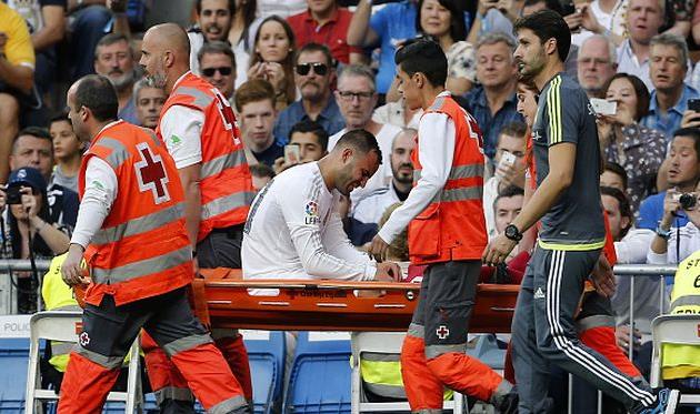 Хесе уносят с поля, getty images