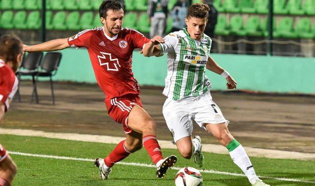 Владимир Костевич (справа) пытается уйти от соперника, Фото Богдана Зайца, Football.ua
