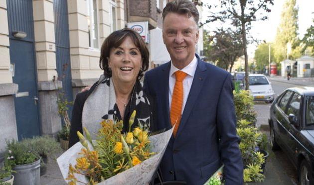 Луи ван Гаал с женой, sportskeeda