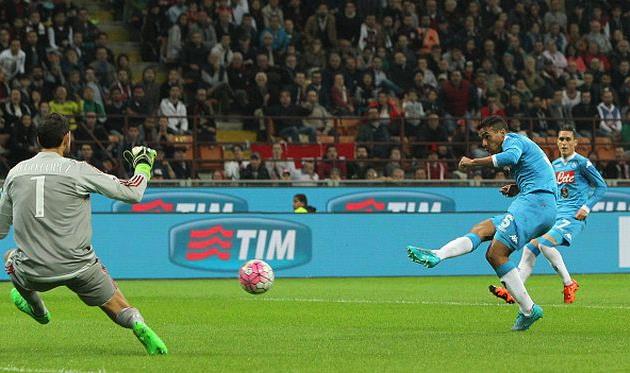 Алан забивает первый мяч в поединке, Getty Images